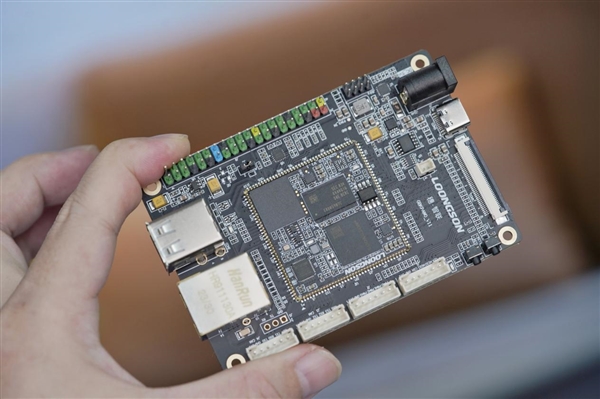 僅巴掌大??！龍芯2K0300蜂鳥開發(fā)板圖賞