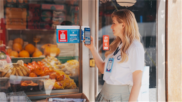 老外愛上中國手機(jī)支付 直呼在中國工作和生活太方便了