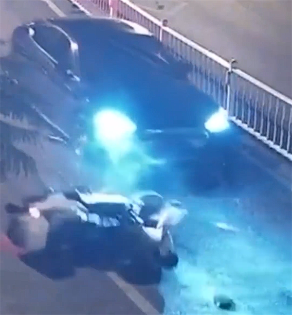 男子醉騎電動(dòng)車逆行被撞飛：負(fù)全責(zé)、賠償小車一方10多萬