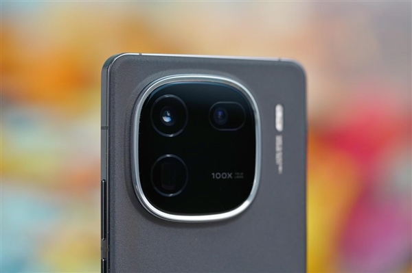 “萬(wàn)里舷窗”吸睛！iQOO 12賽道版圖賞