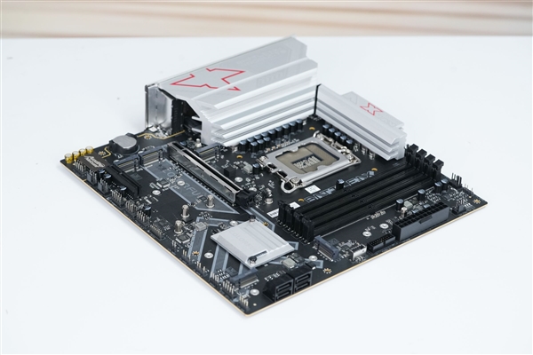 1099元就有5個(gè)M.2接口！七彩虹戰(zhàn)斧Z890M-PLUS V20主板圖賞