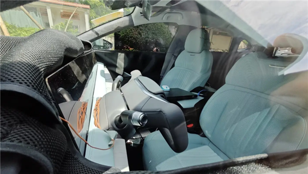 超長三聯(lián)屏+半輻方向盤 吉利銀河E8內(nèi)飾曝光 豪華程度遠超比亞迪漢