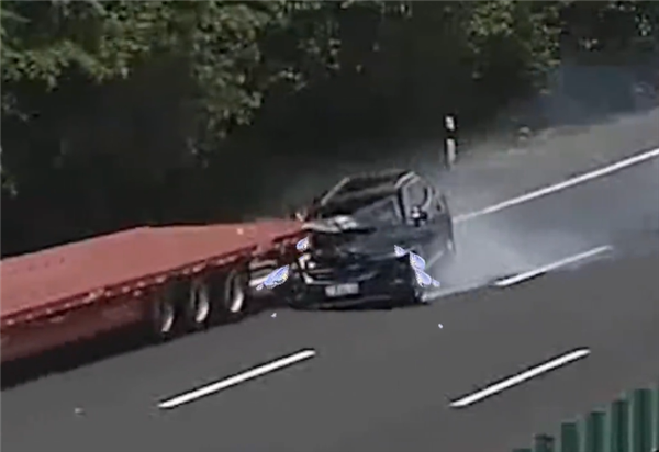 刺激又滑稽：小轎車司機(jī)疲勞駕駛追尾半掛車被一溜煙帶著跑