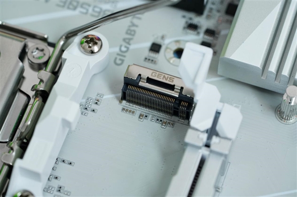 高顏值小白板！技嘉冰雕B650E AORUS ELITE X AX ICE主板圖賞