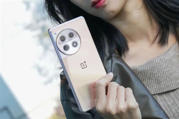 比LCD屏還護(hù)眼 這頂配手機(jī)可能要?dú)偭耍? h=