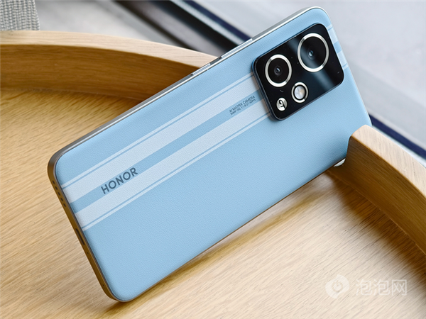 榮耀90 GT上手：游戲滿幀 性能釋放堪比驍龍8 Gen3旗艦