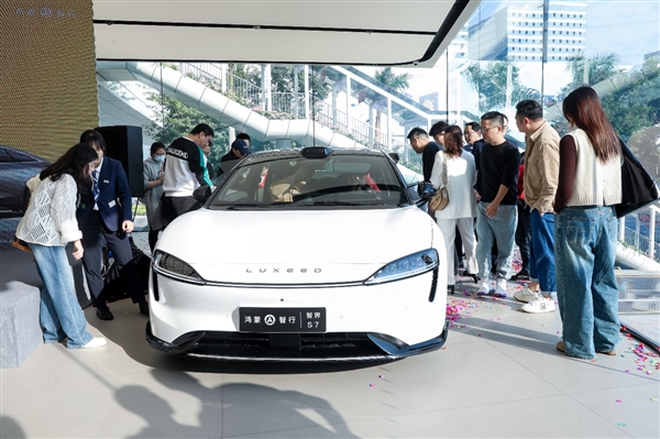 技術(shù)領(lǐng)先行業(yè)一代！華為首款轎車智界S7首批到店