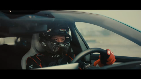 雷軍漂移首秀燃爆全場：帥氣逼人