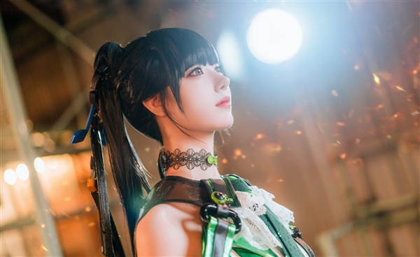 《星刃》女主伊芙新Cos美圖賞：顏值高 身材超棒！