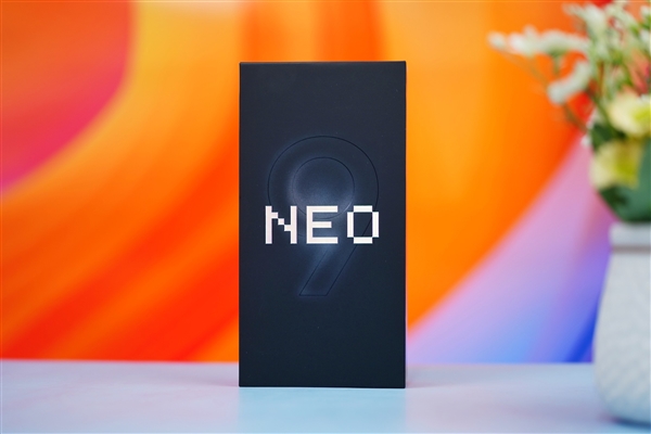 紅白撞色太吸睛！iQOO Neo9紅白魂圖賞