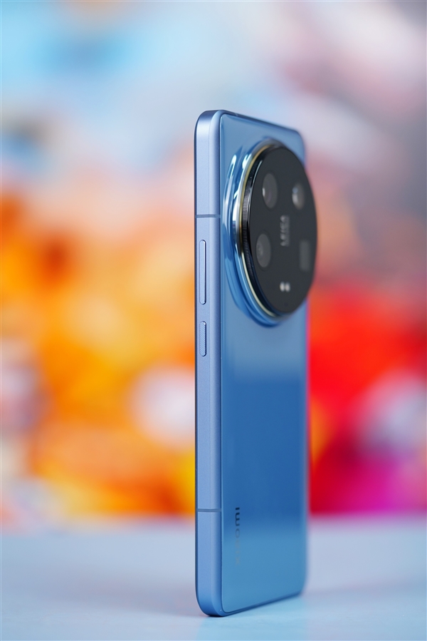 小米2024開(kāi)年最強(qiáng)旗艦！小米14 Ultra龍晶藍(lán)影像套裝圖賞