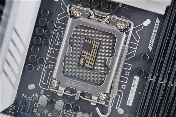 身披銀白戰(zhàn)甲！華碩ROG STRIX Z790-A GAMING WIFI D4吹雪主板圖賞