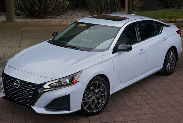 一代經(jīng)典或?qū)⒈惶娲?！日產(chǎn)天籟海外版將于2025年停產(chǎn) 加速推進電氣化進程