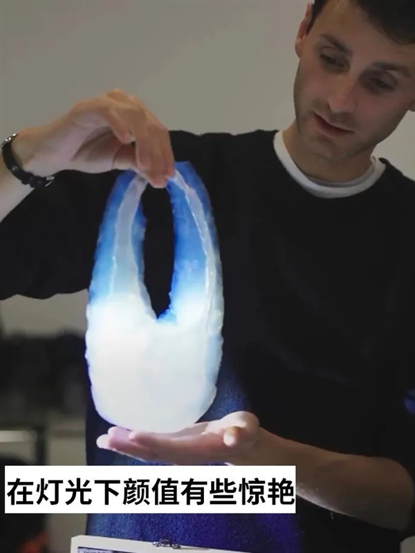 像是半透明馬桶圈！法國(guó)人造出了世界上最輕的手提袋