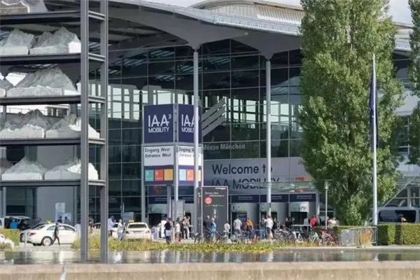 王傳?！疤唣^”德國車展 海豹賣到40萬元！中歐車企開啟大亂斗