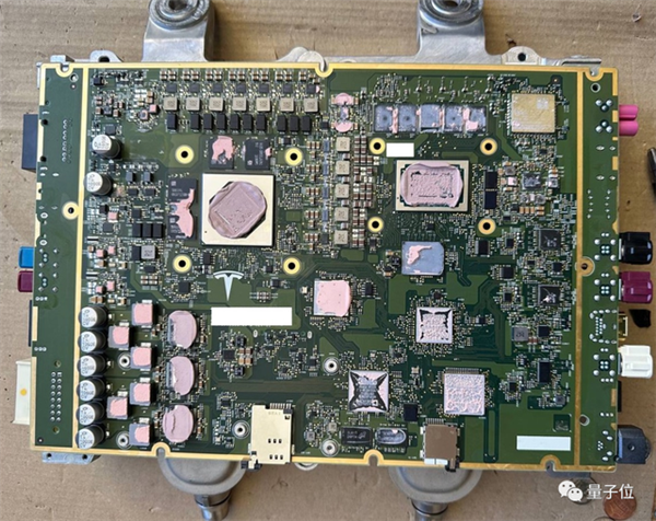 特斯拉FSD遭破解：埃隆模式曝光：雙手離開方向盤 900+公里0提醒