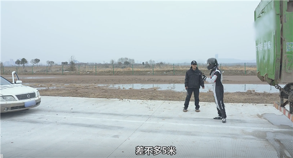 高速路遇緊急情況該踩死剎車還是點(diǎn)剎：博主實(shí)測破除流言