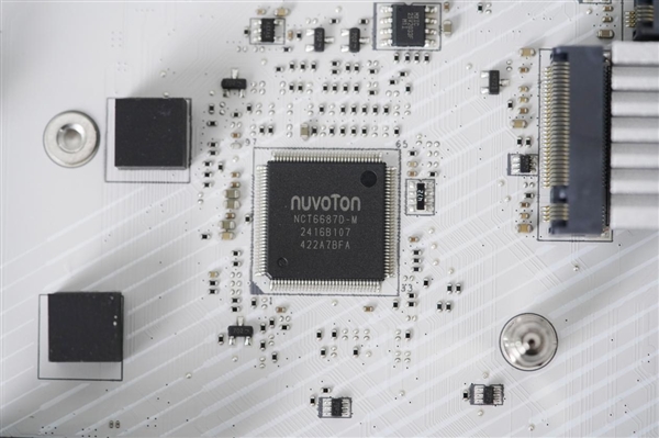 白色海景房絕配！微星MPG Z890 EDGE TI WIFI主板圖賞