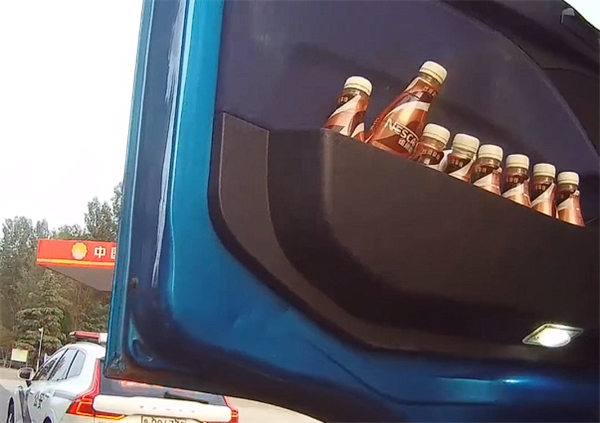 喝8瓶咖啡硬頂10小時(shí)不休息 貨車司機(jī)：“我不困”