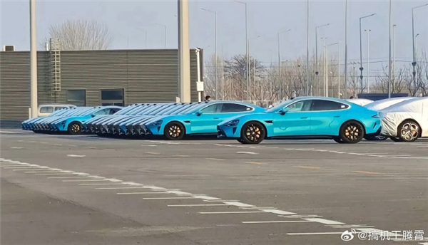 小米汽車量產(chǎn)在即！有網(wǎng)友拍到成排SU7列隊(duì)工廠內(nèi)：距上市開賣已不遠(yuǎn)
