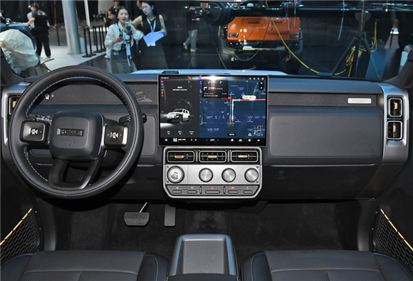 沒(méi)想到 廣州車(chē)展上 大家還是追著雷軍跑