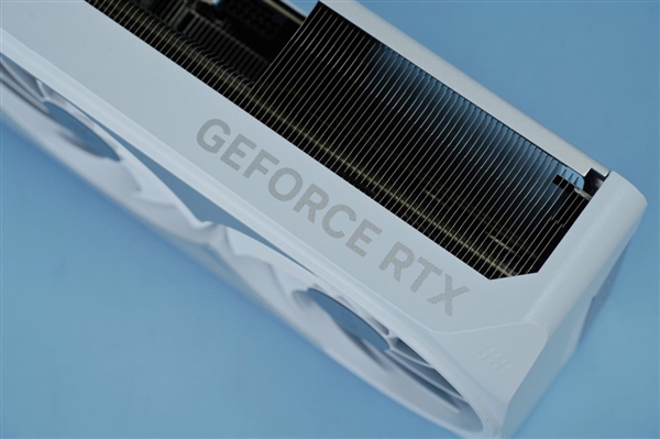 雪白機身吸睛！技嘉RTX 4080 SUPER AERO雪鷹OC顯卡圖賞