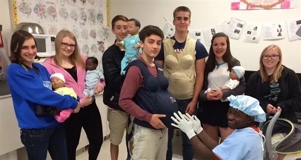 為防早孕 美國高中讓學(xué)生照顧假娃娃：結(jié)果哭笑不得