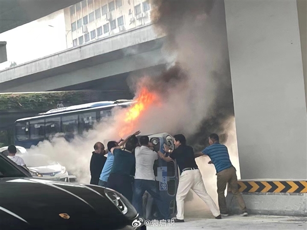 寶馬連續(xù)變道后與出租車相撞起火 官方通報(bào)：兩車均超速行駛