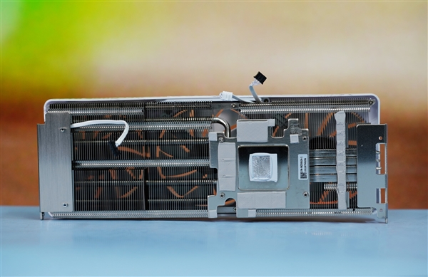 夢幻斑斕！索泰RTX 4070 SUPER X-GAMING OC歐泊白圖賞