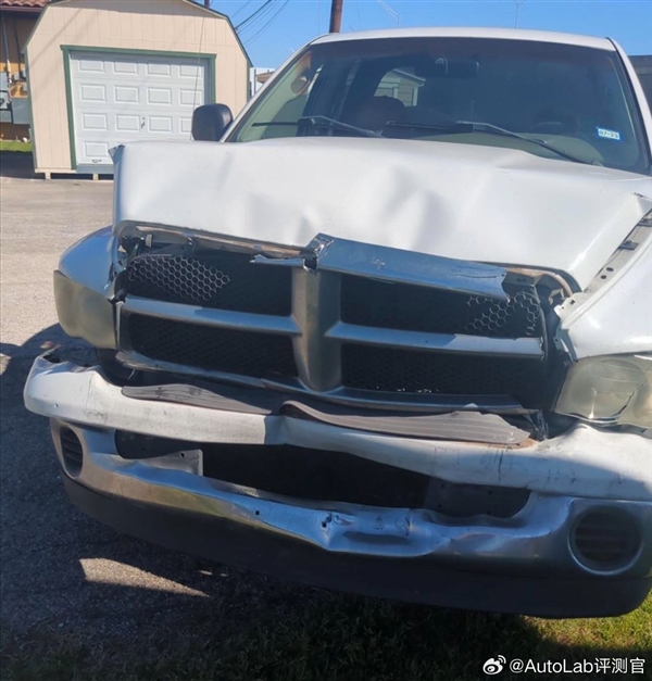 博主曬Cybertruck被追尾圖：特斯拉幾乎沒變樣 后車前臉變形嚴(yán)重