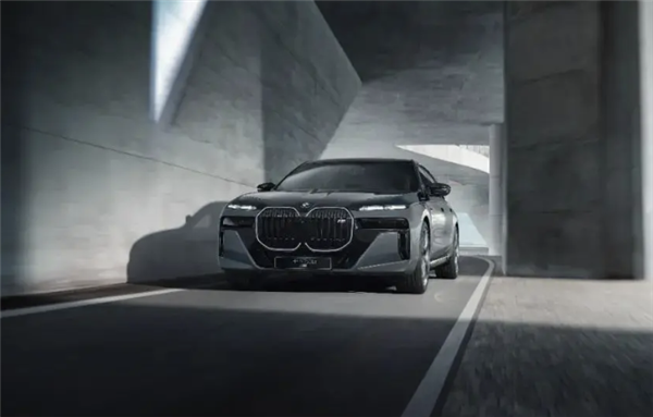 平替勞斯萊斯！ 全新寶馬i7 M70L亮相成都車展 零百僅需3.7秒