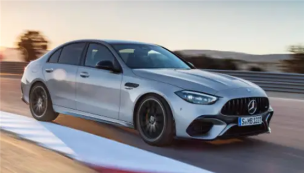 地表最強2.0T現(xiàn)身街頭 3.4秒破百 全新奔馳C63即將發(fā)布