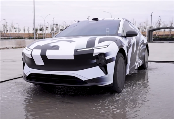 香檳塔之后蔚來(lái)ET9再炫天行全主動(dòng)懸架：車(chē)輪高頻震水杯紋絲不動(dòng)