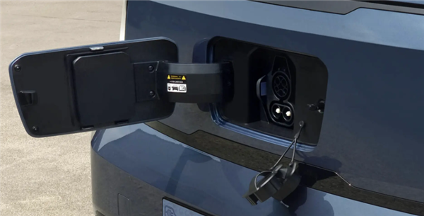 大號“宏光MINI EV” 起亞Ray EV發(fā)布 單邊側(cè)滑門+4座布局 售15萬元起 