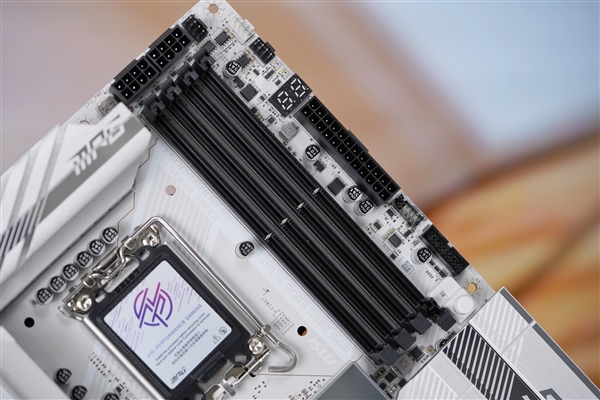 白色海景房絕配！微星MPG Z890 EDGE TI WIFI主板圖賞