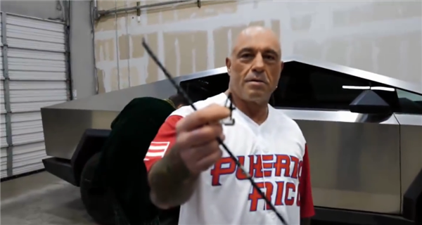 抽雪茄，喝烈酒！馬斯克最新采訪整活兒：還拿復合弓暴測皮卡