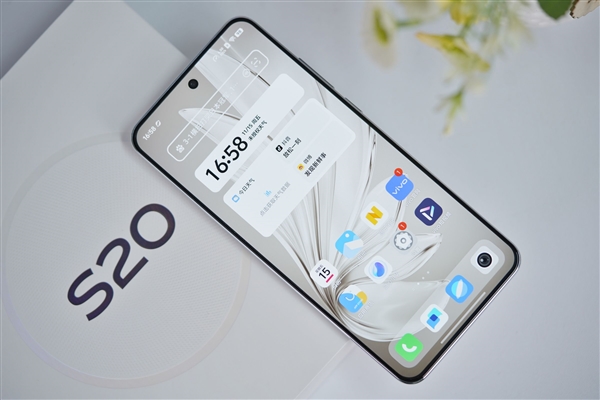185g機(jī)身塞下6500mAh大電池！vivo S20圖賞