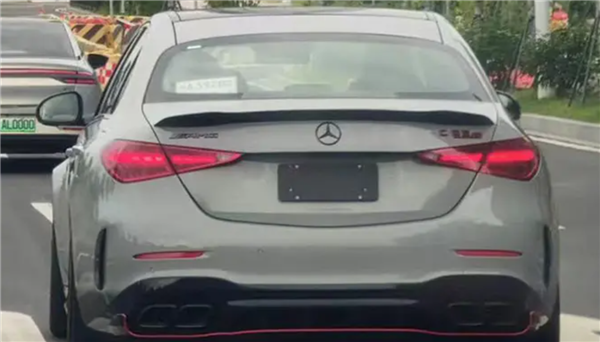 地表最強2.0T現(xiàn)身街頭 3.4秒破百 全新奔馳C63即將發(fā)布