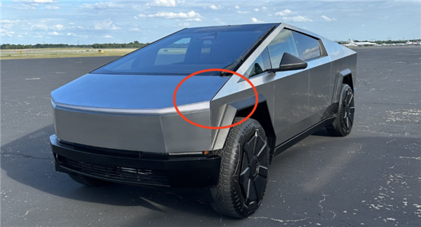 馬斯克開著Cybertruck兜風(fēng) 答應(yīng)網(wǎng)友加炮塔