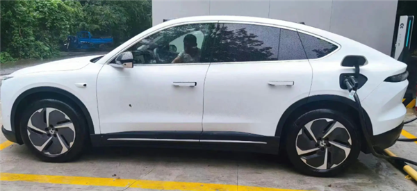 特斯拉Model Y的勁敵來了 溜背造型+電動(dòng)尾翼 全新蔚來EC6實(shí)車曝光 