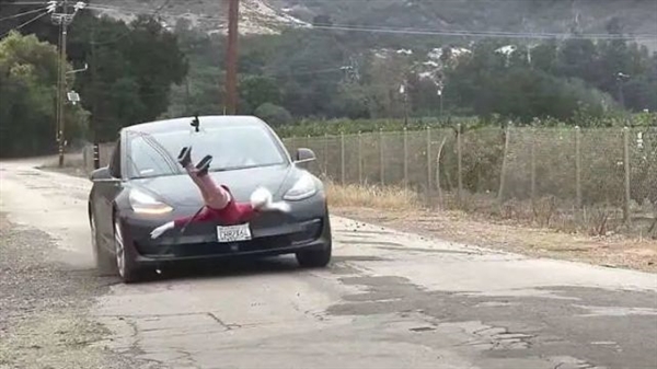 特斯拉最豪黑粉！超級碗砸400萬炮轟FSD：危害公眾不該上路