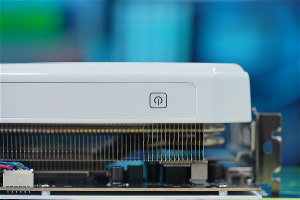 純白陶瓷設(shè)計耳目一新！銘瑄RTX 4080璦珈圖賞