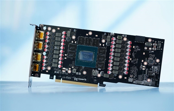 雪白機身吸睛！技嘉RTX 4080 SUPER AERO雪鷹OC顯卡圖賞