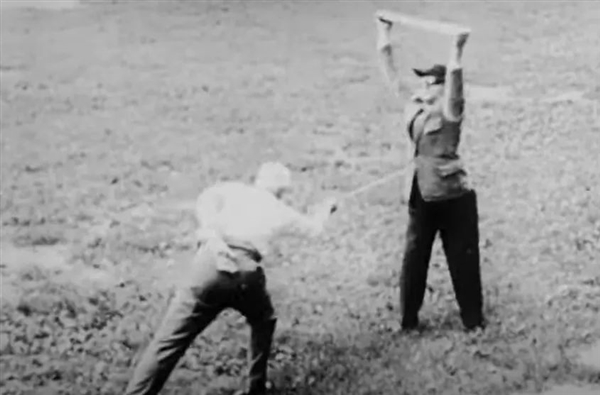 大學教授讓助理戴上倒立眼鏡：10天后分怪異的事情發(fā)生了