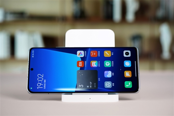 小米13 Pro絕配！小米50W立式風冷無線充Pro圖賞