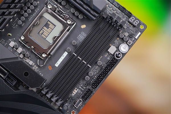 支持14代酷睿！ROG MAXIMUS Z790 DARK HERO主板圖賞