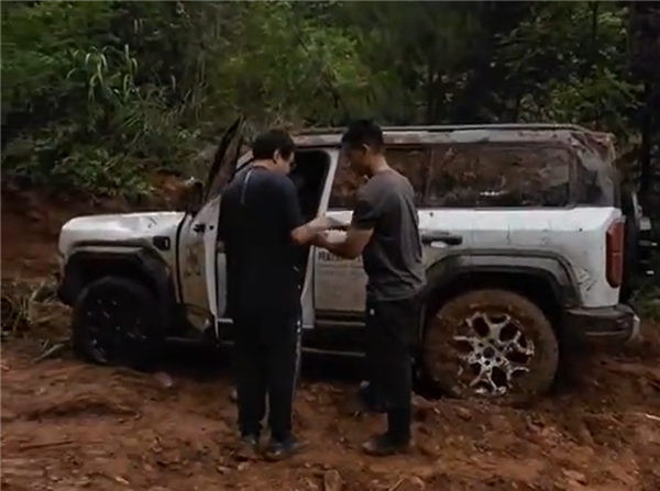 方程豹豹5玩越野不慎翻下高坡：結(jié)構(gòu)完整、開上就能走