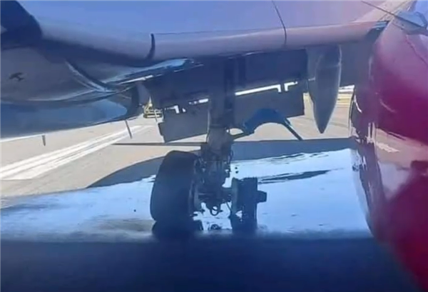 波音再出事故 美國(guó)一客機(jī)應(yīng)急滑梯飛行中脫落：掉頭緊急迫降