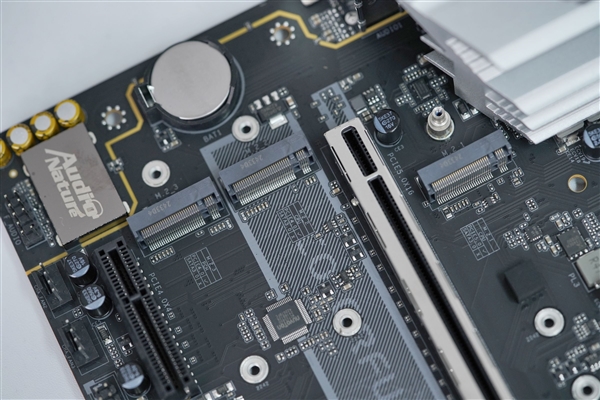 1099元就有5個(gè)M.2接口！七彩虹戰(zhàn)斧Z890M-PLUS V20主板圖賞