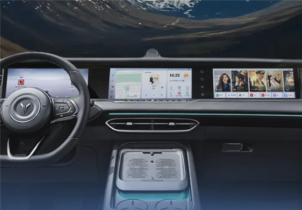 布局簡(jiǎn)潔、采用三聯(lián)大屏設(shè)計(jì)！嵐圖FREE 318智能座艙公布